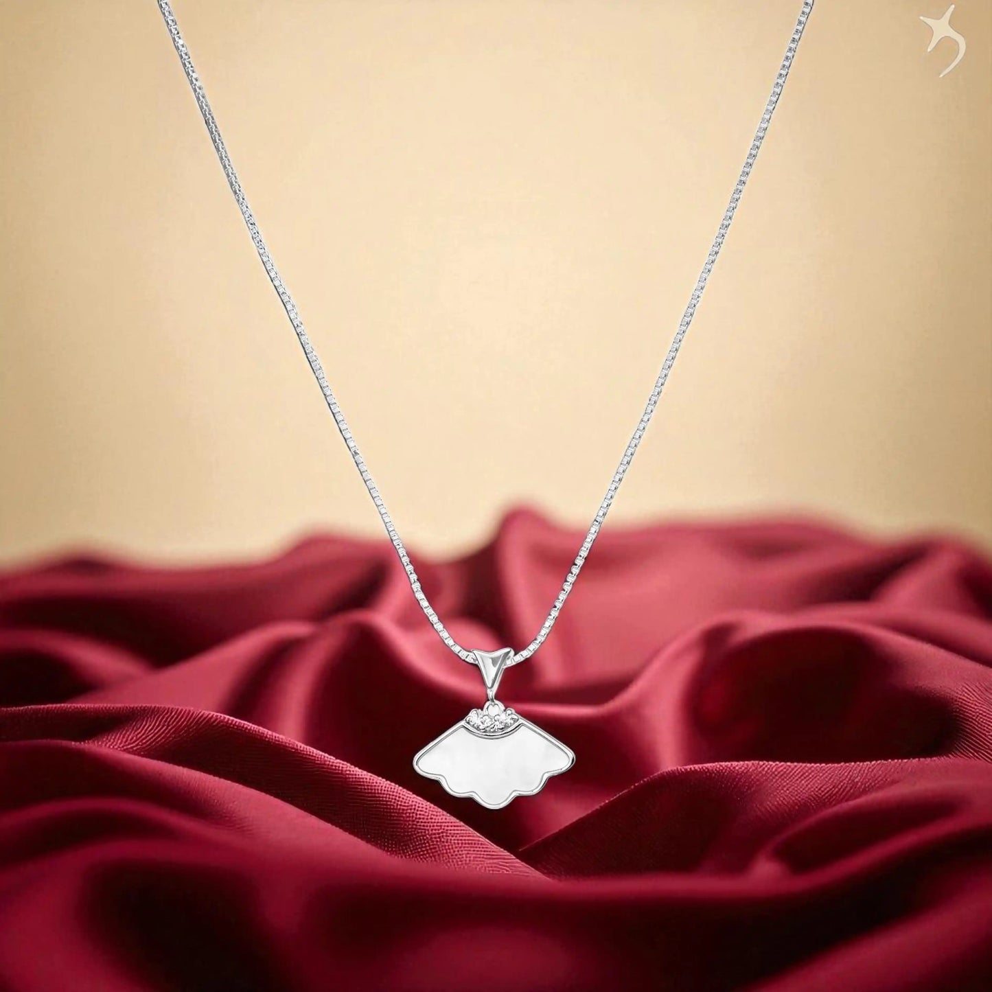 Elegant Fan Pendant Silver Necklace - 925 Silver