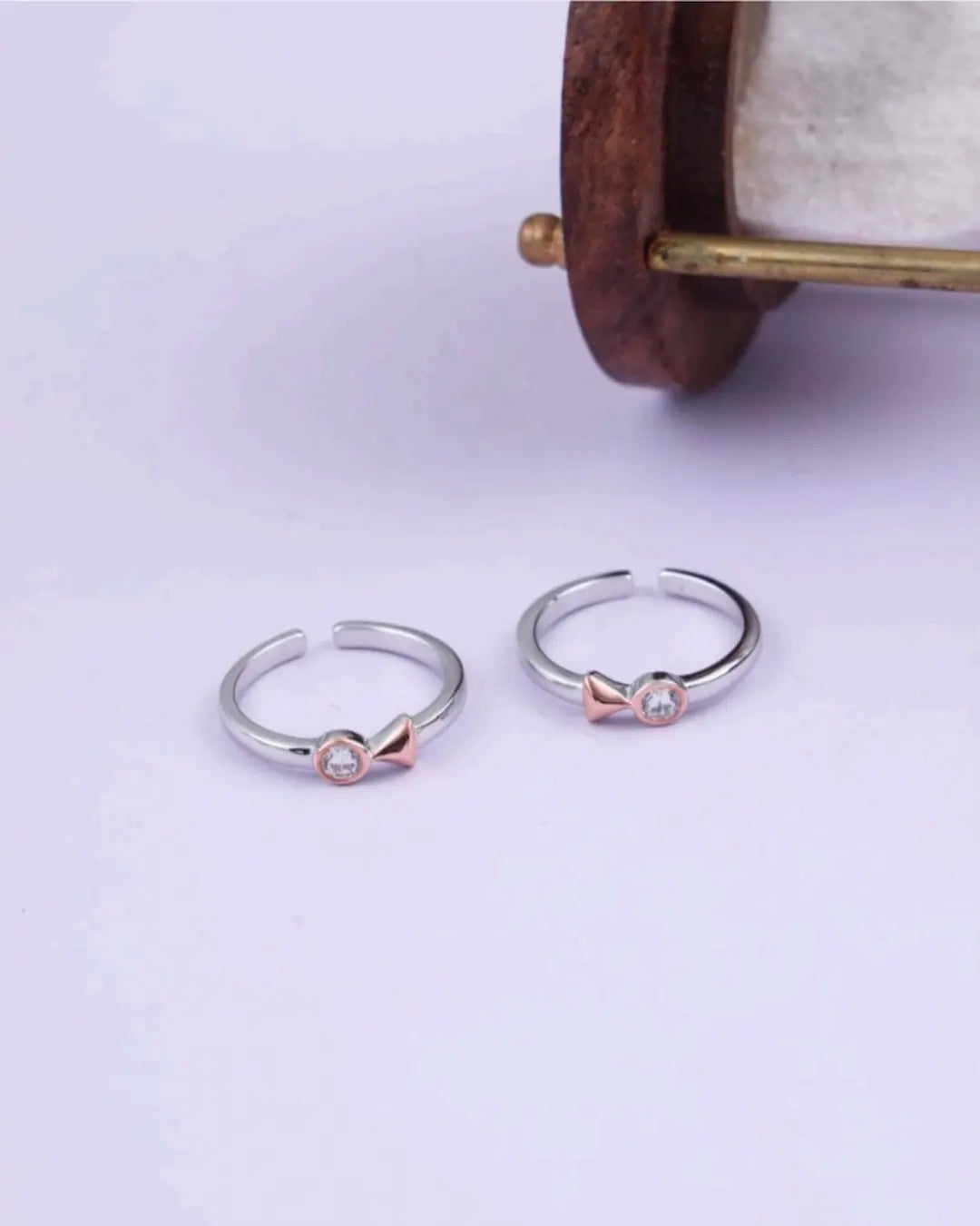 Élan Bow Silver Toe Ring